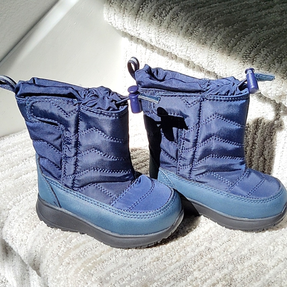 Cat & Jack snowboots, size 6 - NWOT